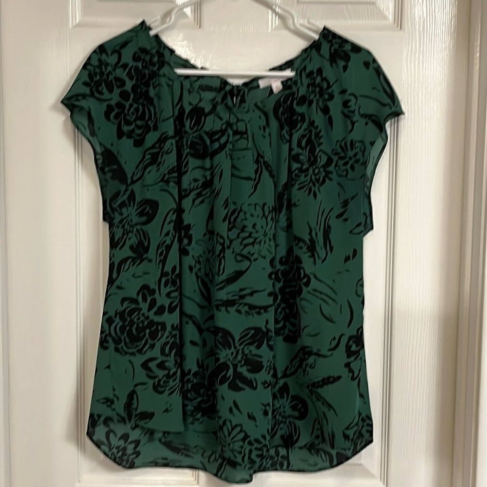 Beautiful emerald green cap sleeve top by Lauren Conrad